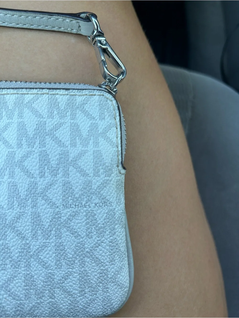 Michael Kors Signature Wristlet Wallet Cream/Vanilla/Silver